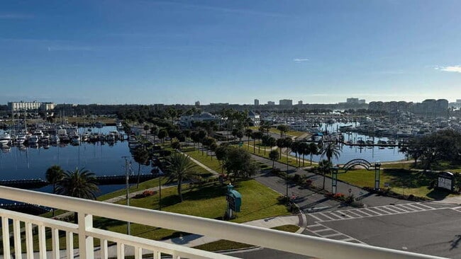 Building Photo - 404 S Beach St