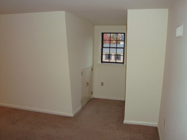 Building Photo - 562 Canterbury Rd