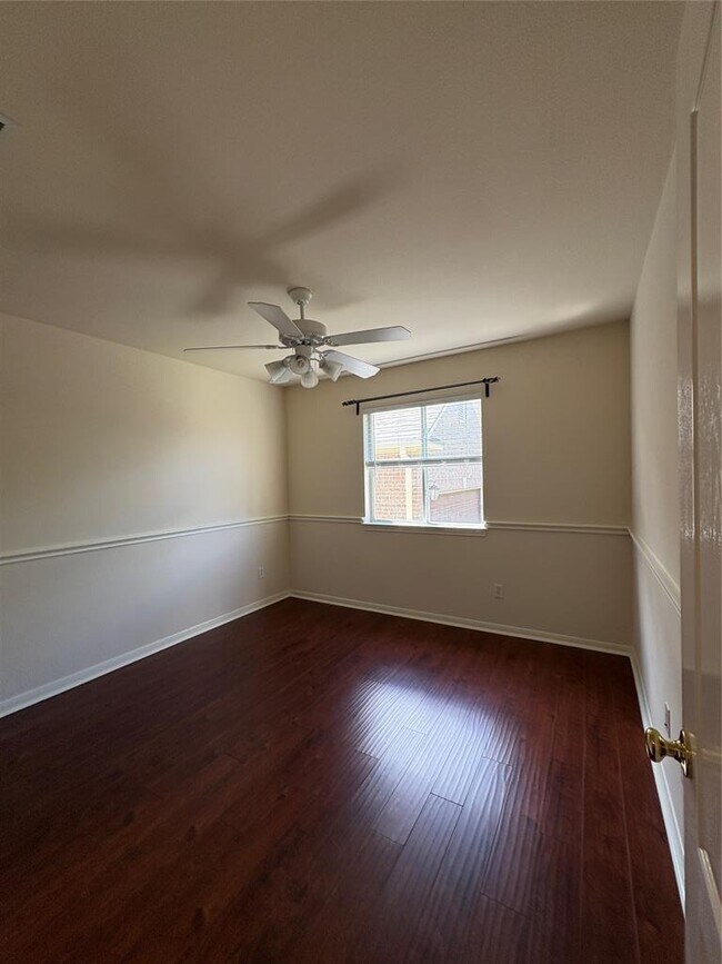 Building Photo - 207 Kettleman Ln N