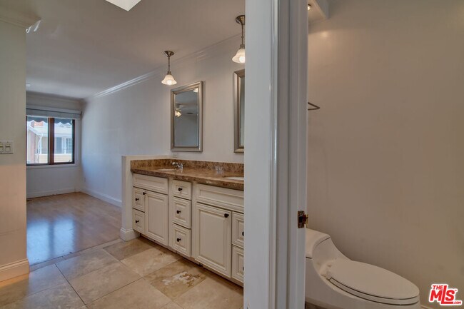 Building Photo - 127 Abalone Ave