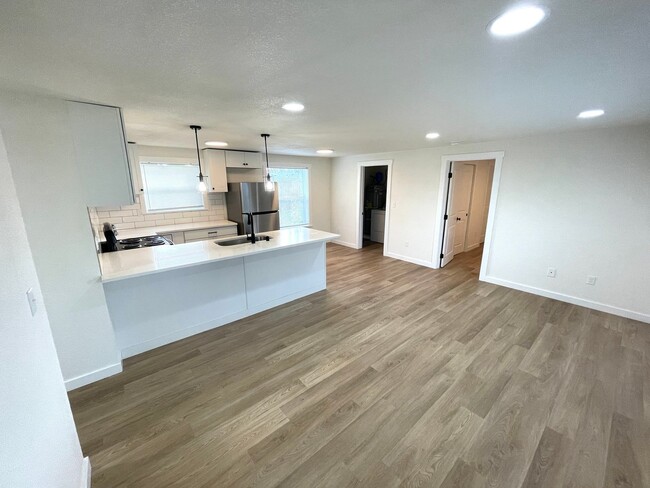 Building Photo - Beautifully renovated 3-bedroom home on a ...