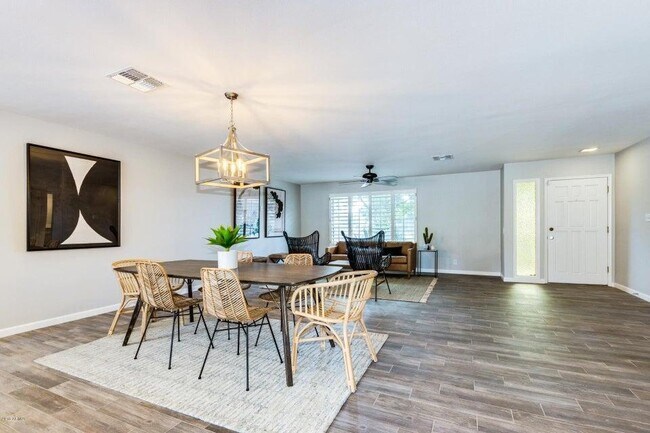 Building Photo - 2218 E Cactus Wren Dr