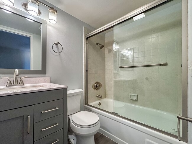 Building Photo - Beautiful 2BD/2.5BA Townhome W/ A/C and Attached Garage in Bay Ho!