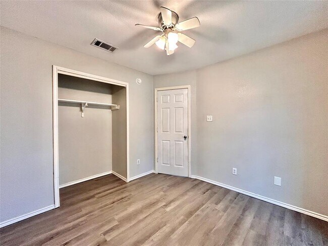 Building Photo - 404 Mesquite Cir