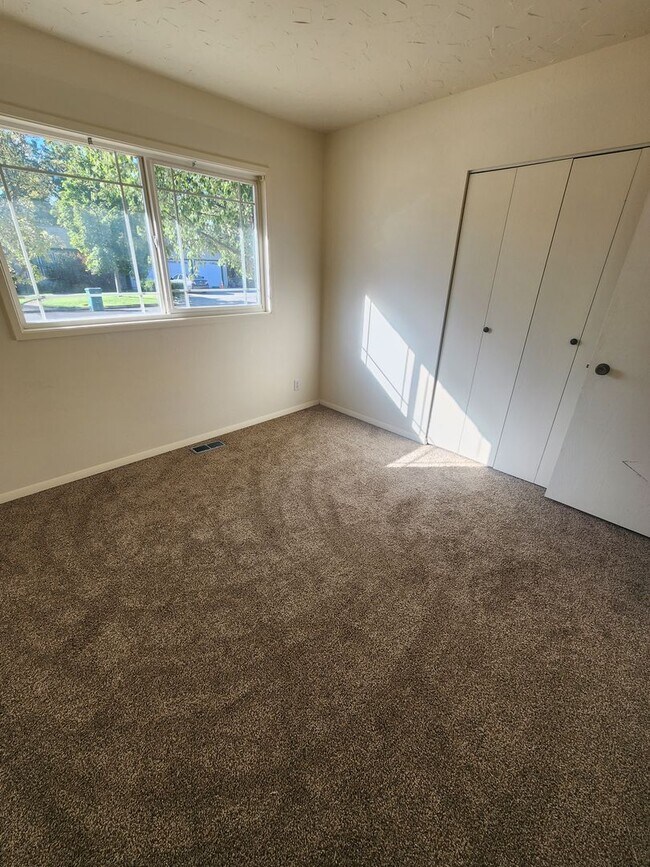 Building Photo - SINGLE FAMILY HOME ON HILLCREST (APP#72)