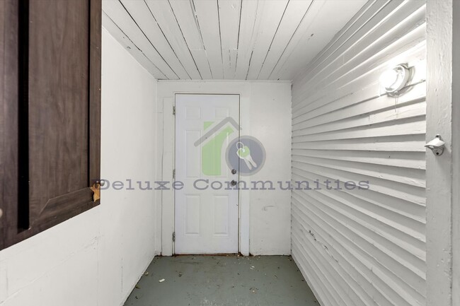 Building Photo - 2 Bed 1 Bath Bonus Room PRICE DROP!