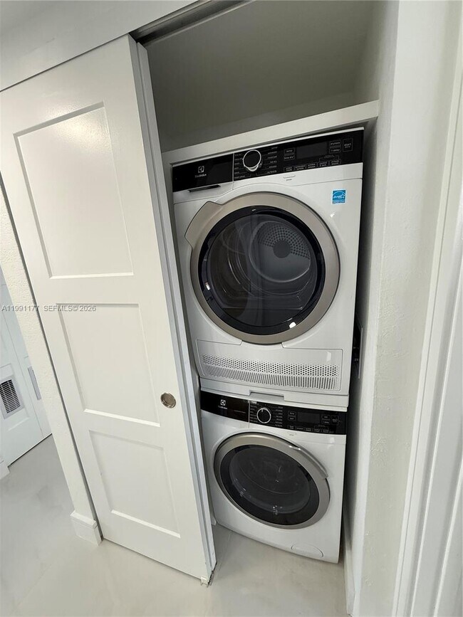 Building Photo - 9915 W Okeechobee Rd