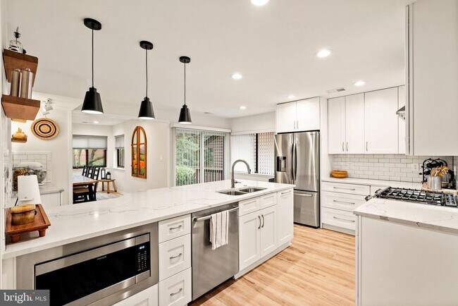 Building Photo - 2120 S Bay Ln