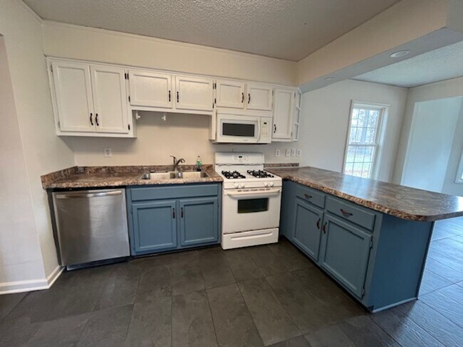 Building Photo - Renovated 3 Bedroom 2 Bath Home for Rent!!