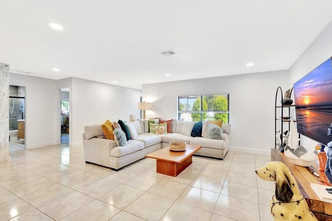 Building Photo - 932 Evergreen Dr