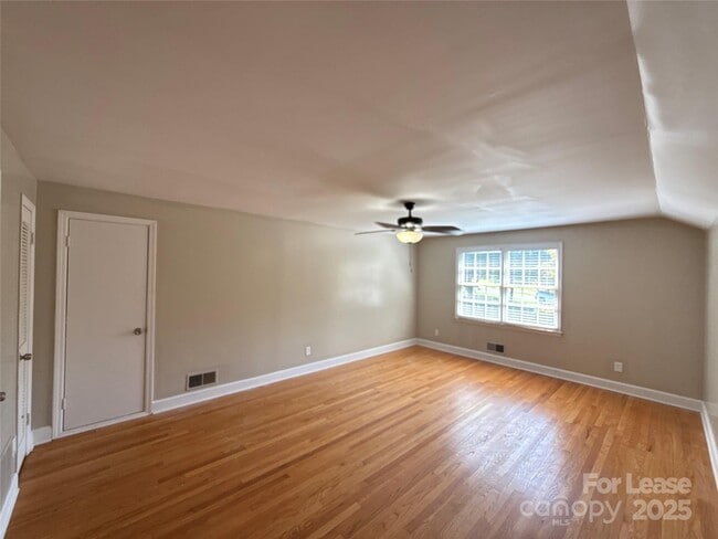Building Photo - 1127 Queensgate St