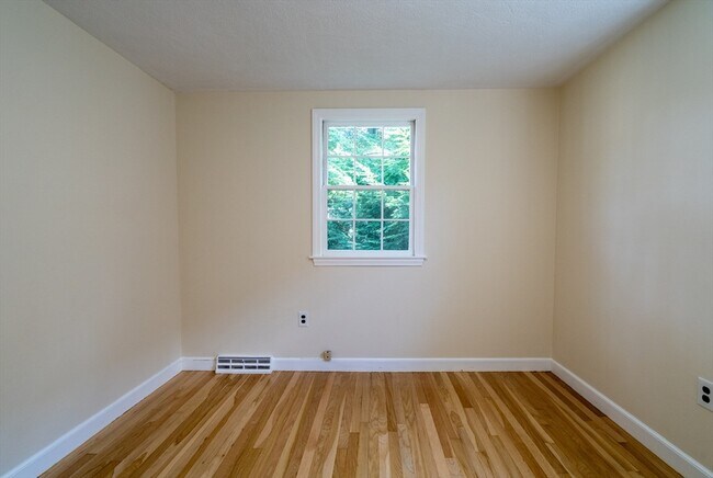 Building Photo - 10 Colburn St