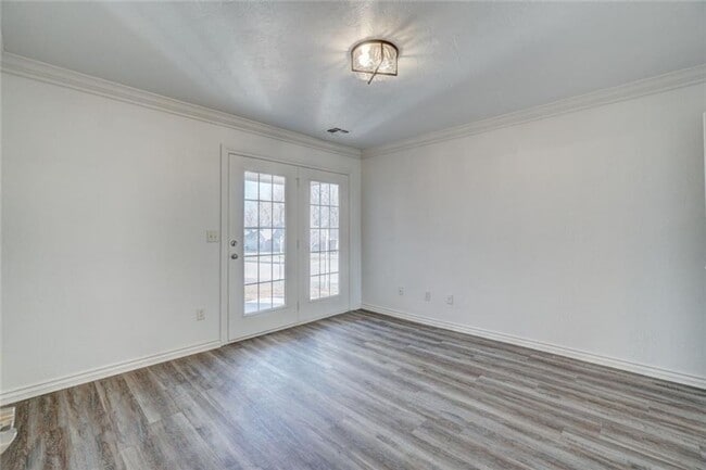 Building Photo - Absolutely Adorable, 2 bed, 2 bath, 2 car + study