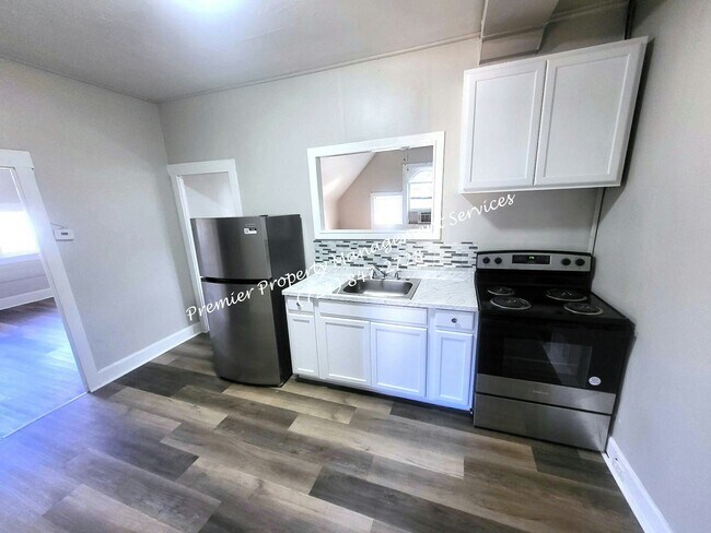 Building Photo - 345 Iroquois Pl