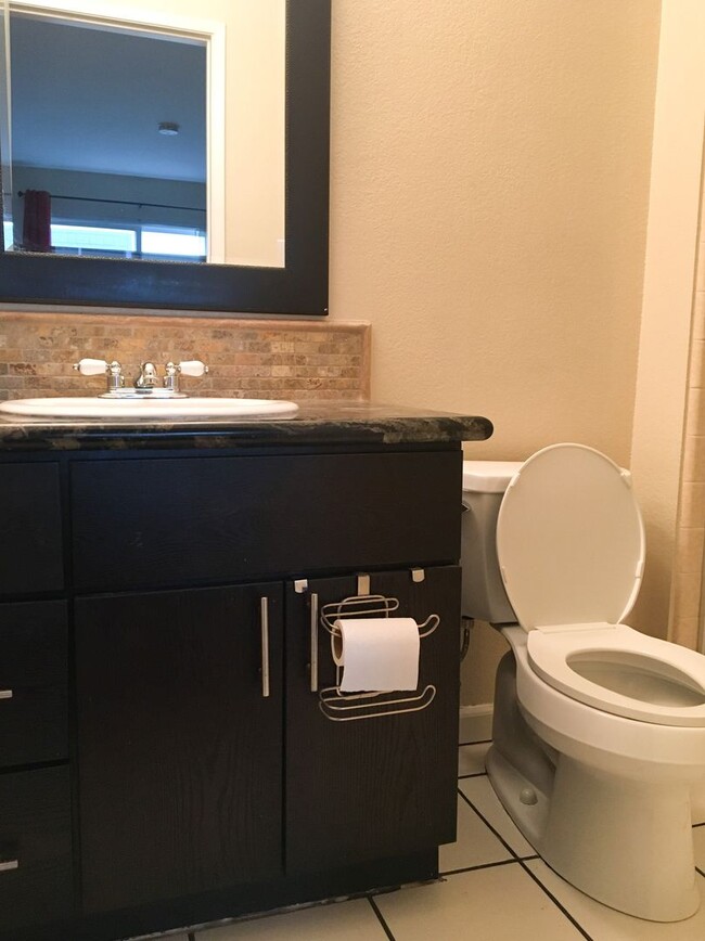 Building Photo - Charming 2 Bed 2 Bath Condo in Downtown Sa...