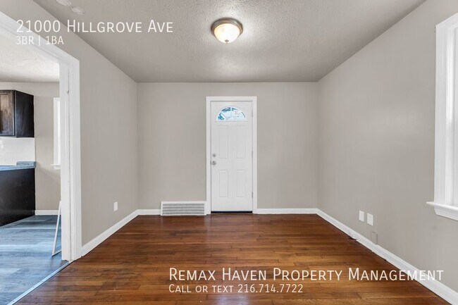Building Photo - 21000 Hillgrove, Maple Hts - Gorgeous 3 be...