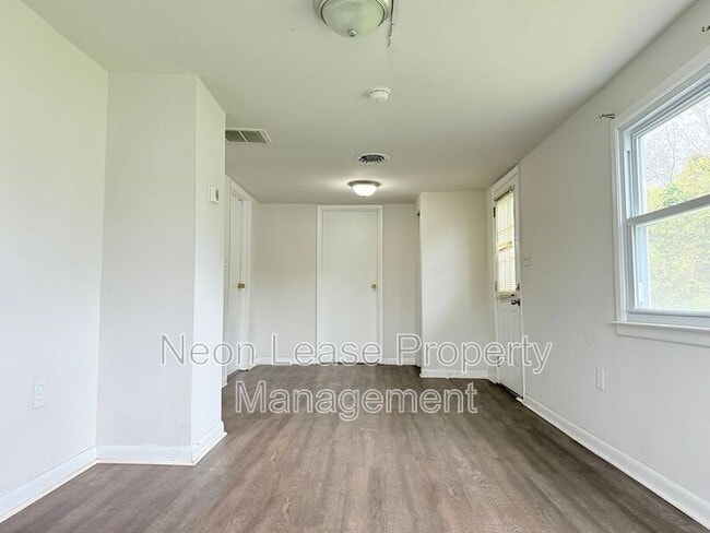 Building Photo - 745 Clarence St