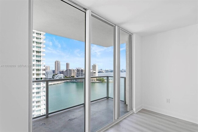 Building Photo - 1155 Brickell Bay Dr