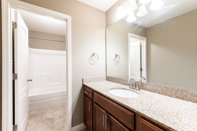 Building Photo - 4 Bedroom 2 Bath in Fisherville!
