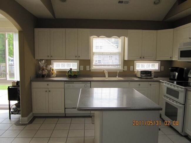 Building Photo - 3 bedroom 3 bath with Fenced in Yard in Ta...