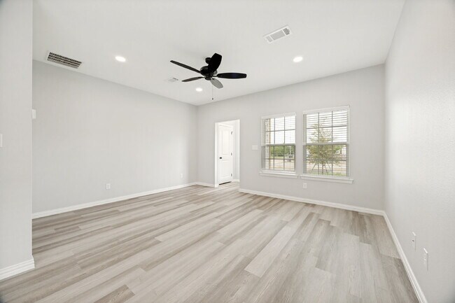Building Photo - "Charming 3-Bed Home with Granite Elegance on East Pecan Street, Sherman, TX!"