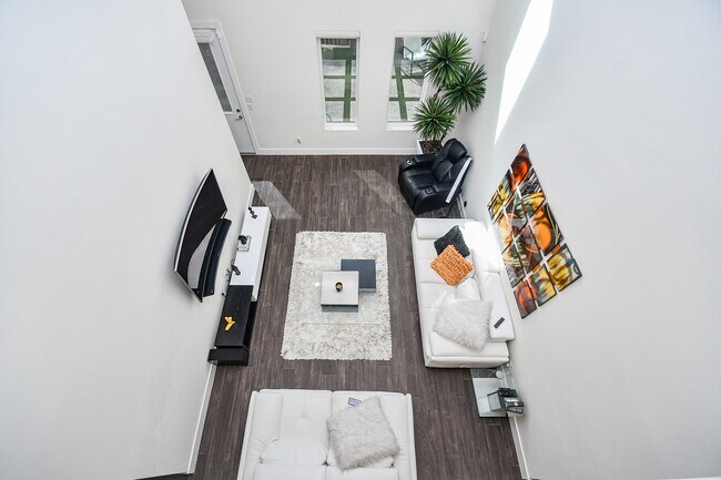Building Photo - 5519 Paraiso Pl