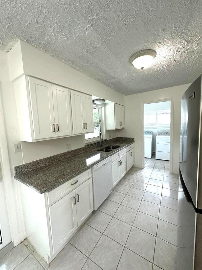 Building Photo - 1032 Martinique Ave