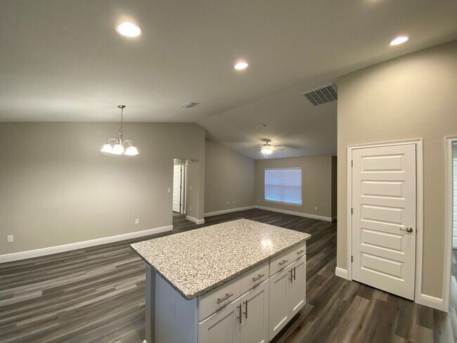 Building Photo - Custom Home - Desirable SE Ocala Neighborh...
