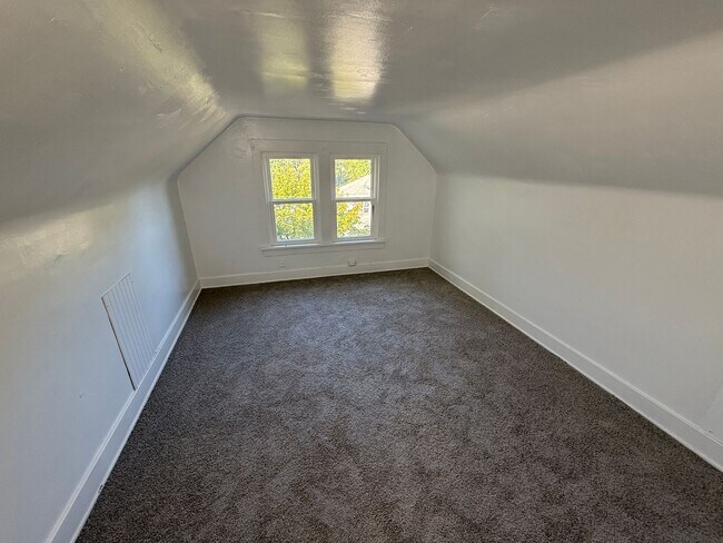 Building Photo - 5BR 1BA Home w/ Covered Patio • New Kitchen • Off-Street Parking in Akron