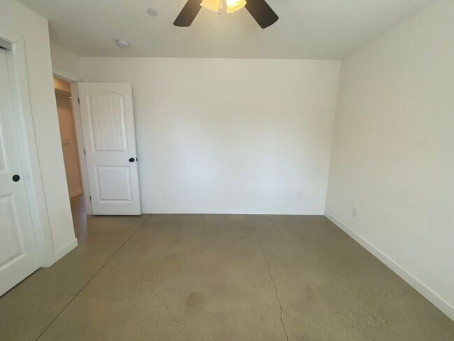 Building Photo - 1540