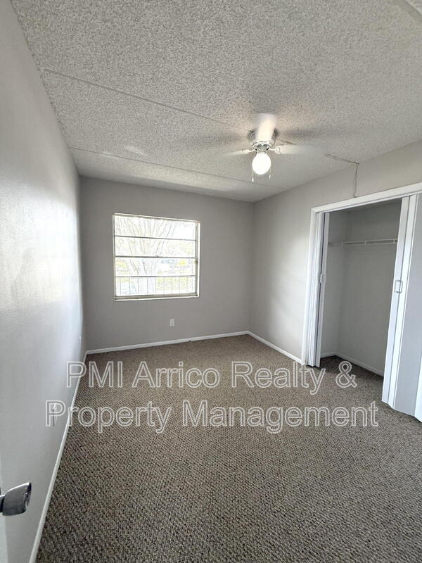 Building Photo - 2812 Somerset Park Dr