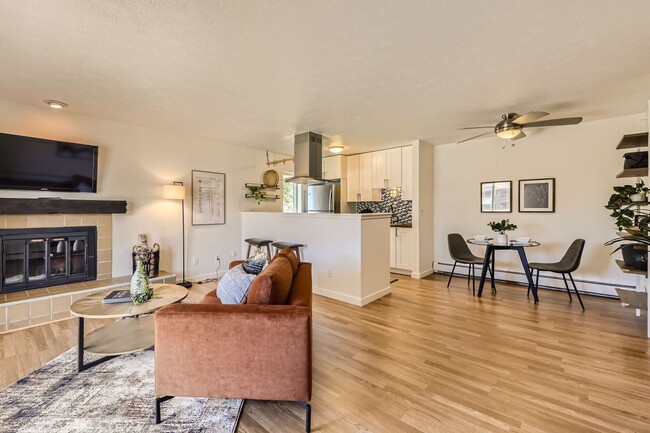 Building Photo - 2 Bed 2 Bath Available for August 2025 Pre...