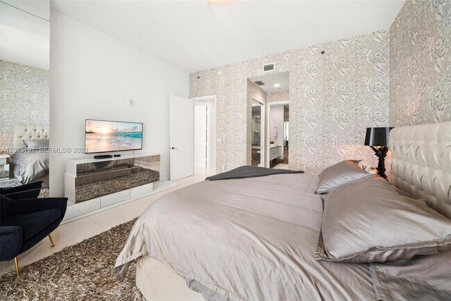 Building Photo - 15901 Collins Ave