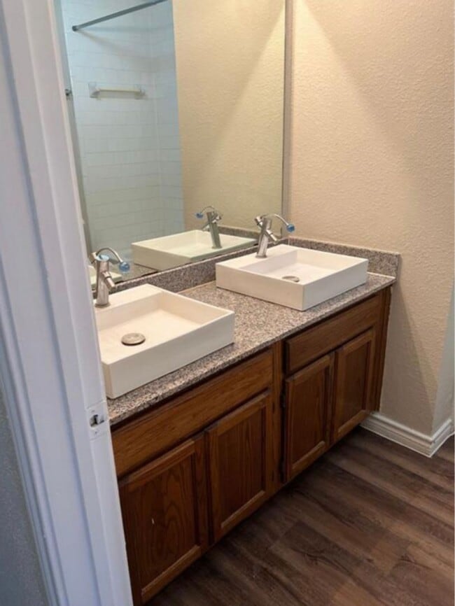 Building Photo - 4 Bedroom near Tesla!