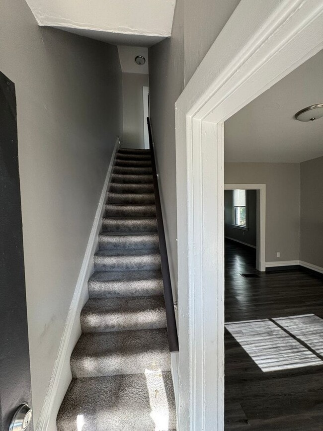 Building Photo - Lovely Two Bedroom Townhome