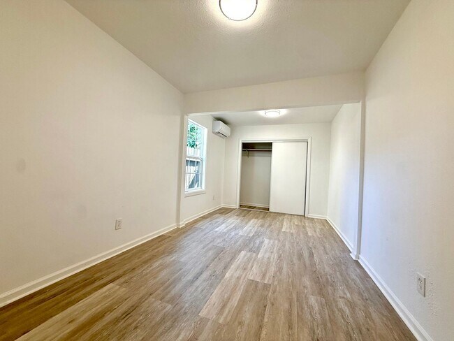 Building Photo - N Claremont