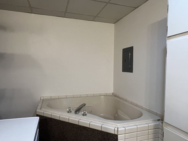 Building Photo - 211 N Queen St