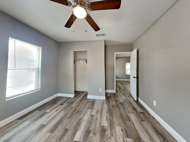 Building Photo - 2211 Hooper St