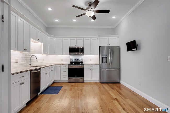 Building Photo - 137 Knowles Ave