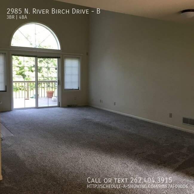 Building Photo - Huge condo with 2 car garage!