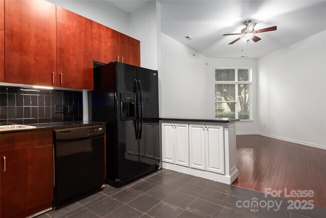 Building Photo - 2125 Southend Dr