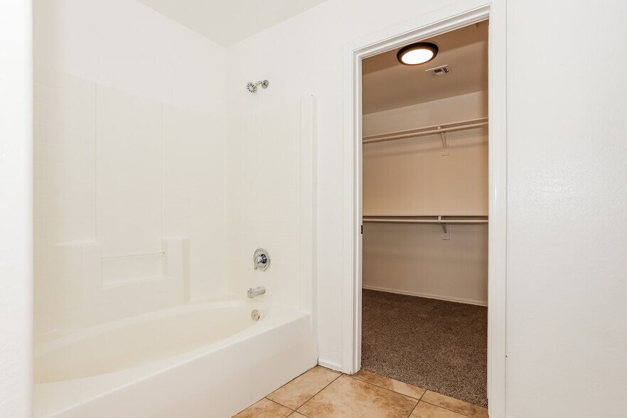 Building Photo - 2918 S Anderson Ln