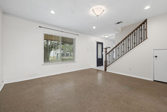 Building Photo - Happiness on Harcourt!