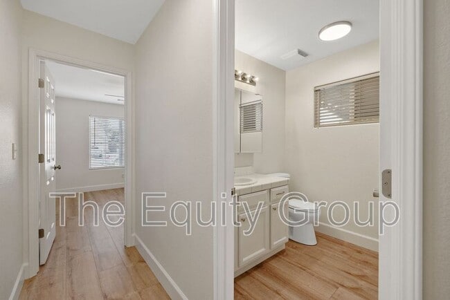 Building Photo - 3835 E Oak Ave