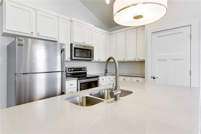 Building Photo - 400 Rose Dr