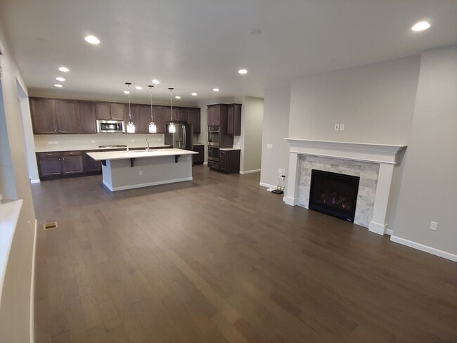 Building Photo - Gorgeous 4 Bed 3.5 Bath in Fantastic Location