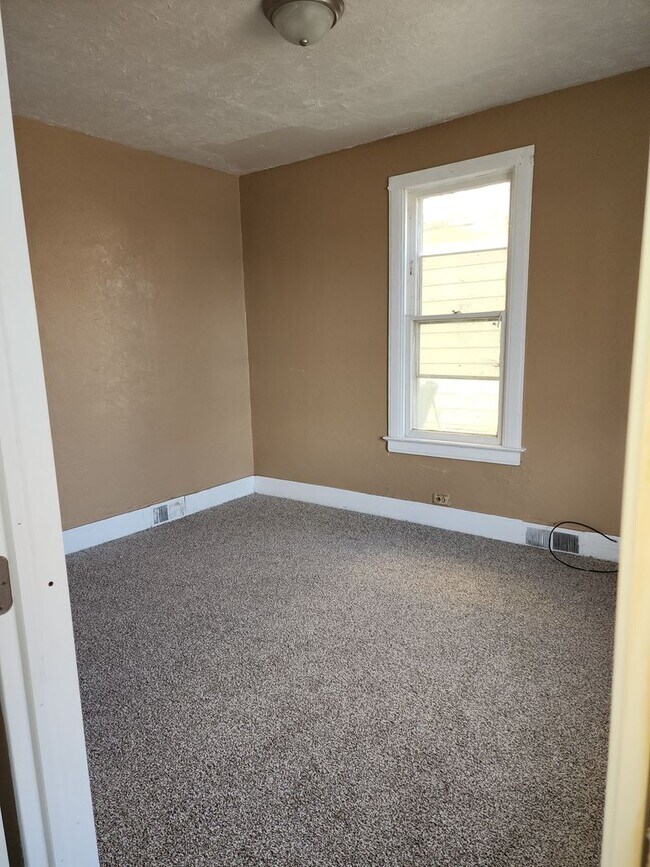 Building Photo - BIG 4 bedroom home