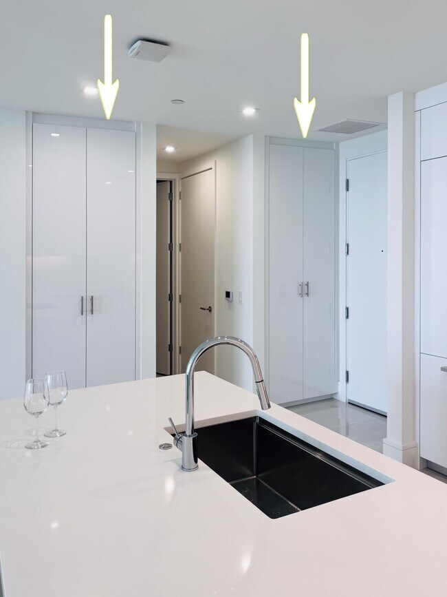 Building Photo - 220 Lake Shore Dr