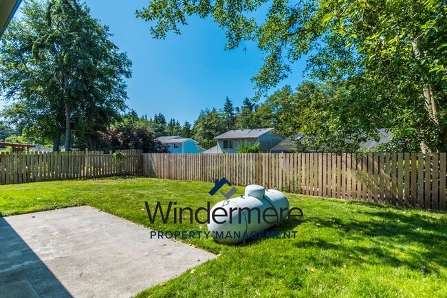 Building Photo - 2 Bed 1 Bath House W/ Garage