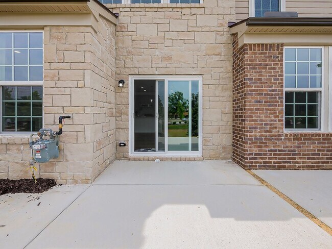 Building Photo - AVAILABLE NOW! Modern Comfort Meets Everyd...